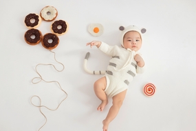 可爱满月男宝宝写真照图片